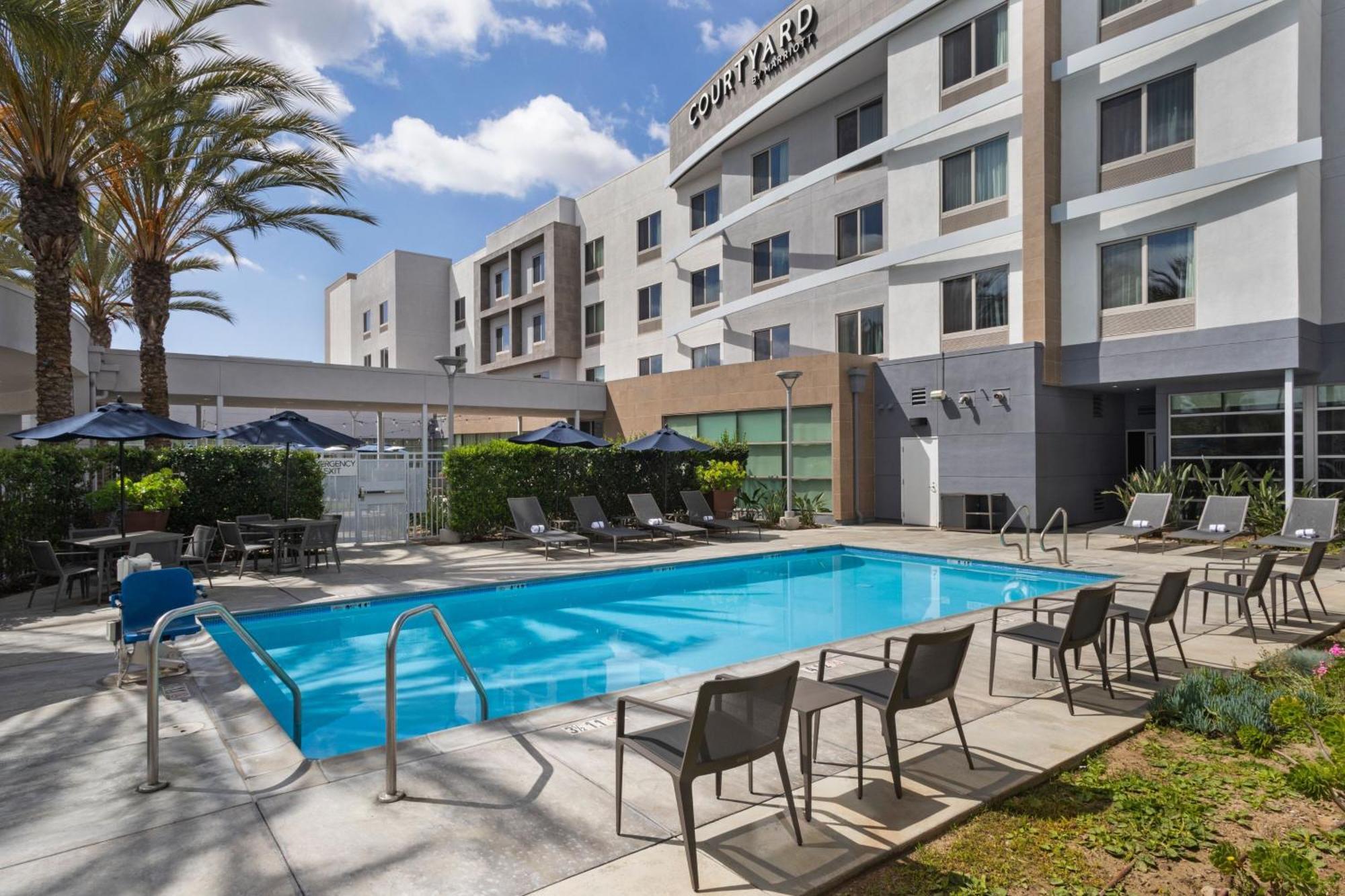 Courtyard Long Beach Airport Bagian luar foto