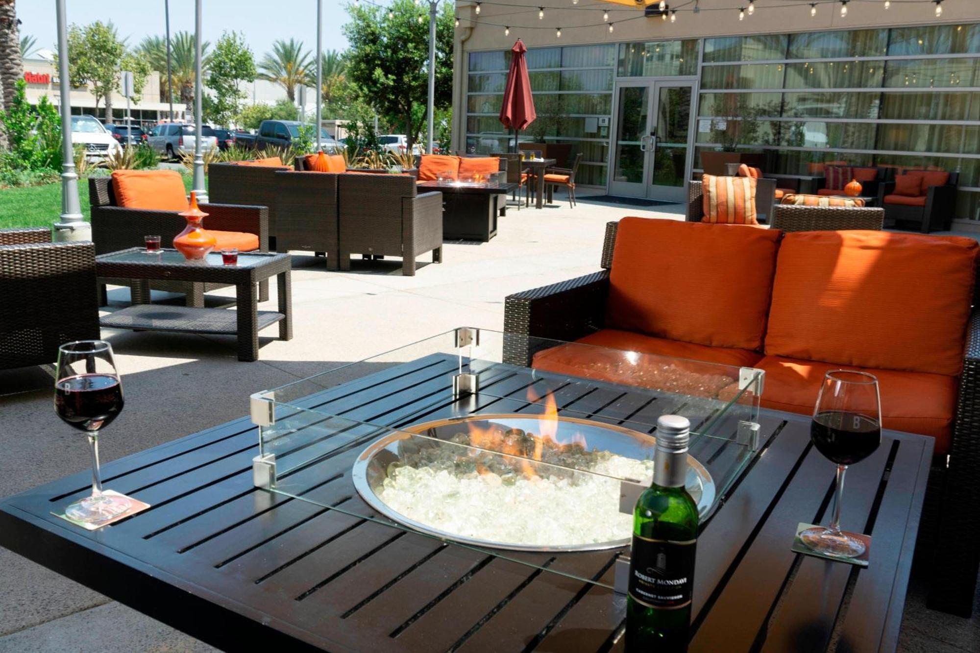 Courtyard Long Beach Airport Bagian luar foto