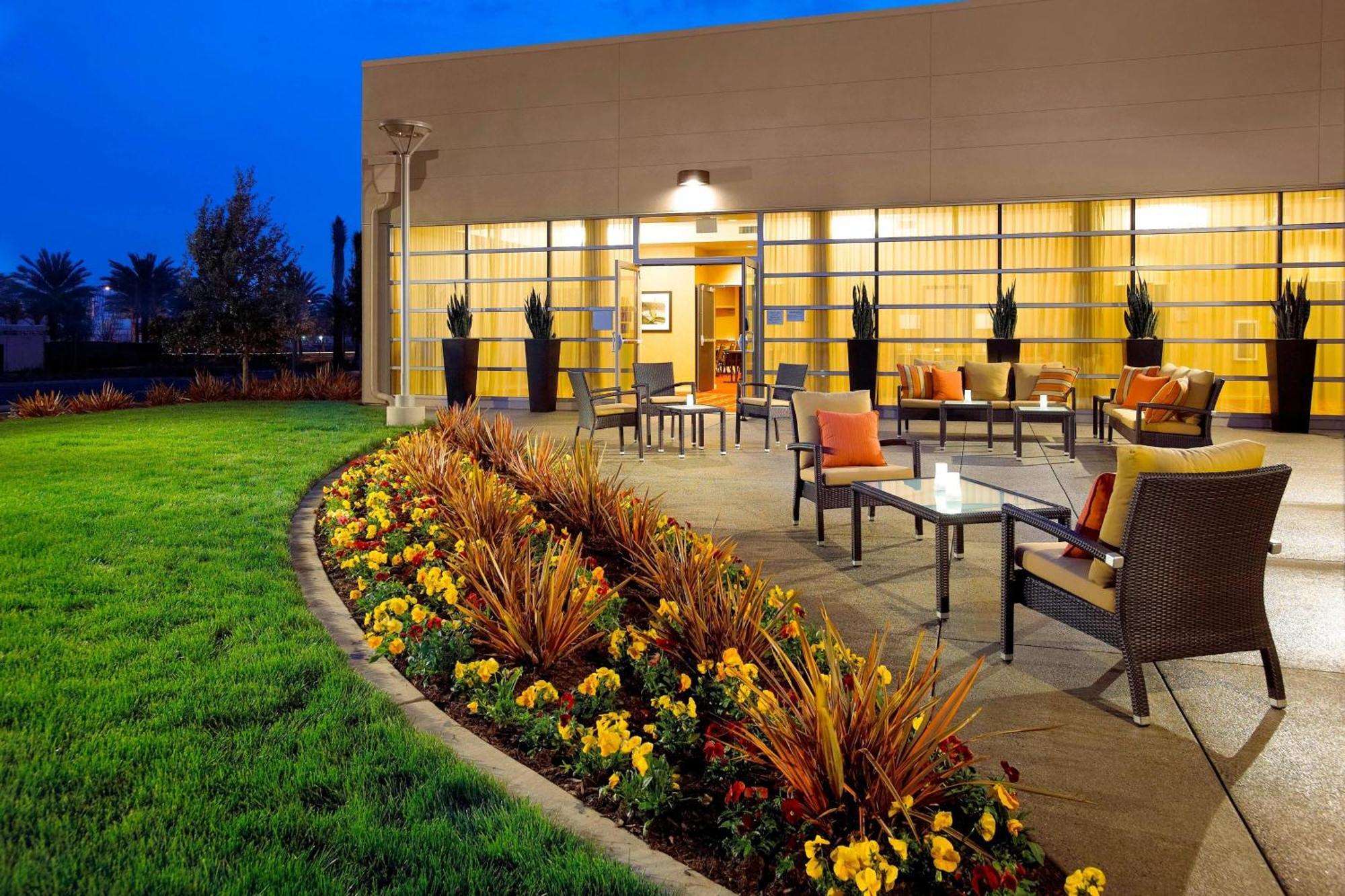 Courtyard Long Beach Airport Bagian luar foto