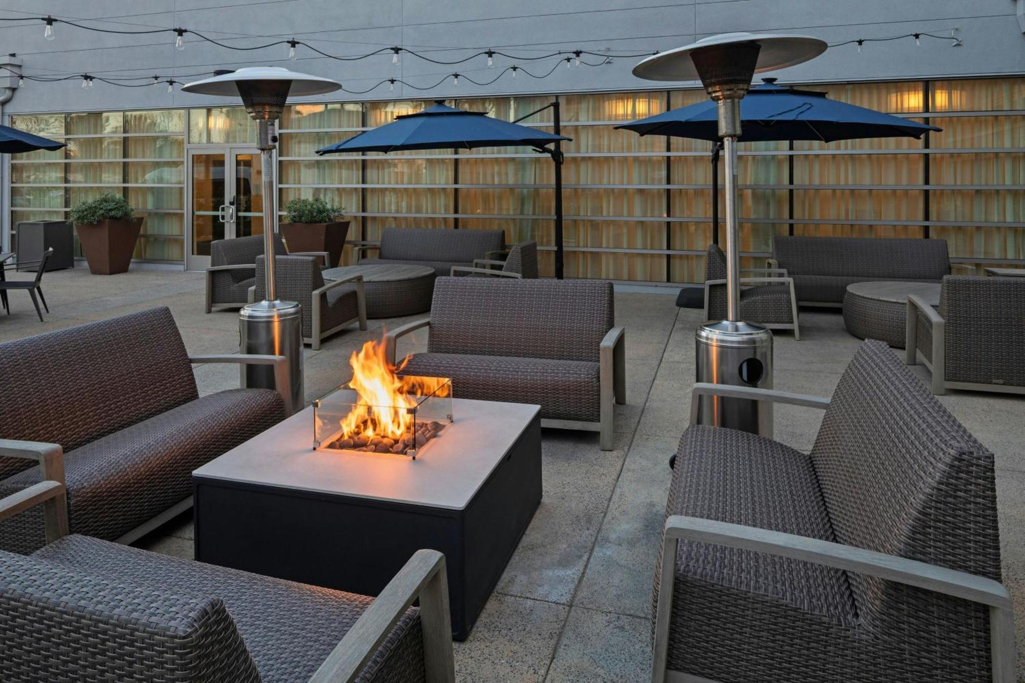 Courtyard Long Beach Airport Bagian luar foto