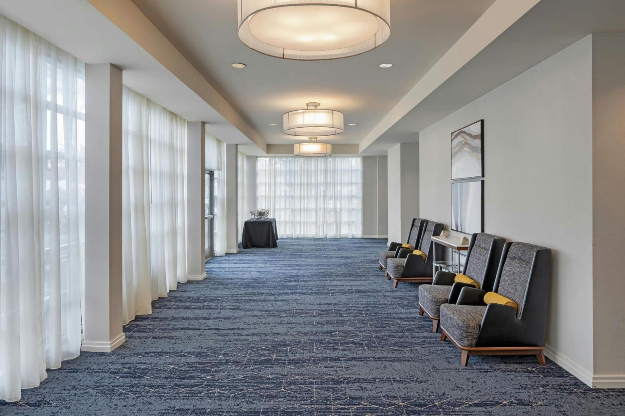 Courtyard Long Beach Airport Bagian luar foto