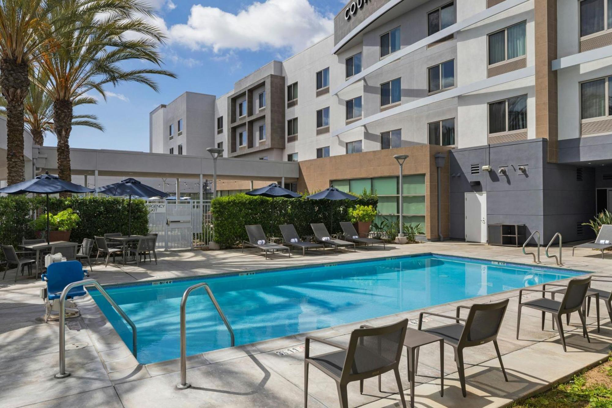 Courtyard Long Beach Airport Bagian luar foto
