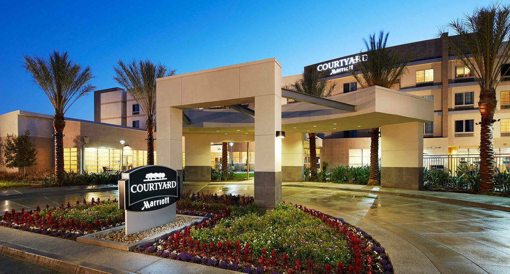 Courtyard Long Beach Airport Bagian luar foto